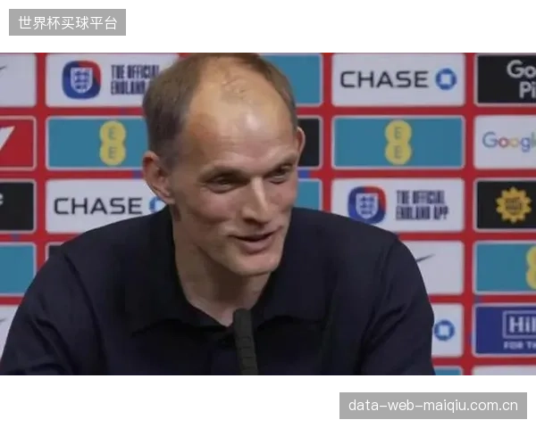 图赫尔在右后卫位置上面临抉择，詹姆斯的攻守均衡与斯彭斯的速度将是不同战术下的选择。